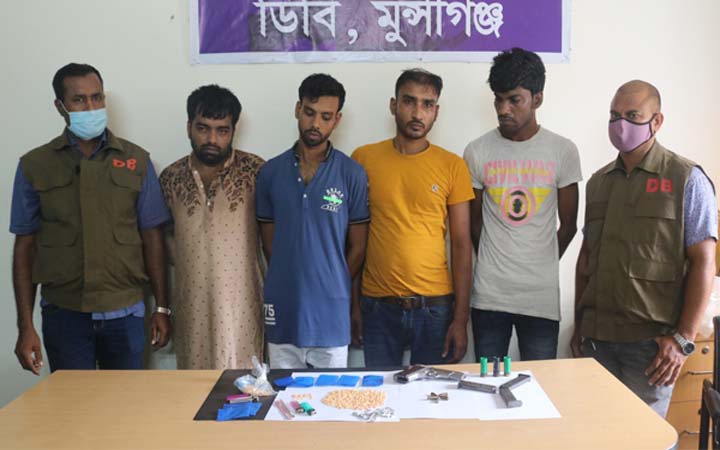 মুন্সীগঞ্জে অস্ত্র ও ইয়াবাসহ ৪ জন আটক