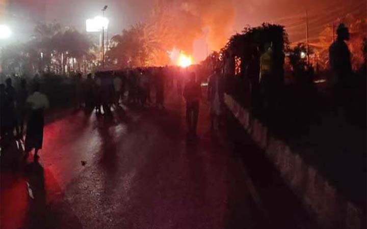 গাজীপুরে ইফতার খেয়ে ৩ শ্রমিকের মৃত্যু, মহাসড়ক অবরোধ