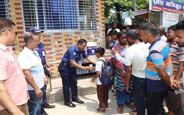 চুয়াডাঙ্গায় পথচারীদের মাঝে লেবুর শরবত বিতরণ করল পুলিশ