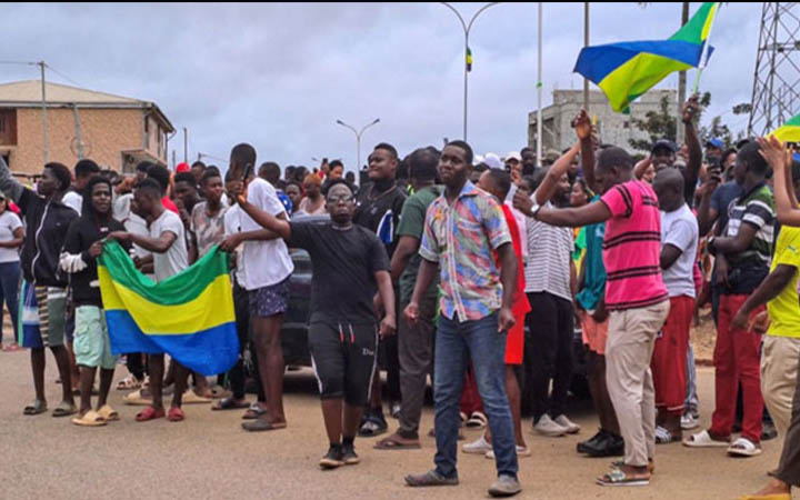 গ্যাবনে সামরিক বাহিনীর সমর্থনে রাজপথে উল্লাস