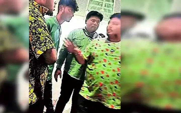ভারতে বিমানবন্দরে বাংলাদেশি শিক্ষার্থীদের ওপর হামলা
