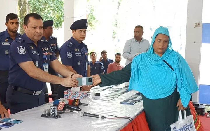 সাতক্ষীরায় ২৭০ মোবাইল উদ্ধার করে প্রকৃত মালিকের কাছে হস্তান্তর পুলিশের