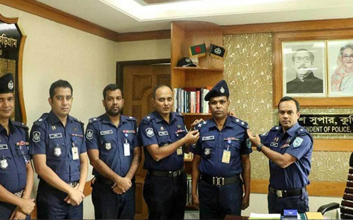 জেলা পুলিশ সদস্যের পদোন্নতি ও র‌্যাংক ব্যাজ পড়িয়ে দিলেন এসপি