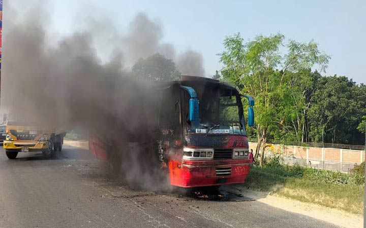 মানিকগঞ্জে বাসে আগুন