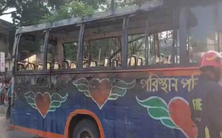 সাতসকালে উত্তরায় বাসে আগুন