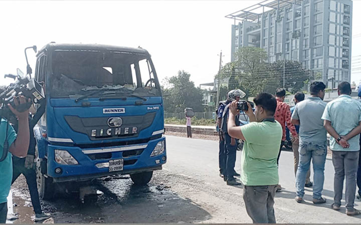 ঢাকা-রংপুর মহাসড়কে দাঁড়িয়ে থাকা লরিতে আগুন