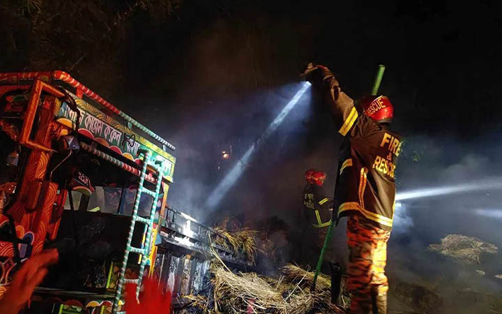 পেট্রোল বোমায় পুড়ল খড় বোঝাই নসিমন