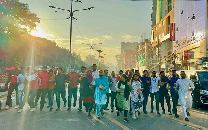 হরতাল সমর্থনে ফকিরাপুলে বাংলাদেশ জাতীয়তাবাদী ছাত্রদলের মিছিল