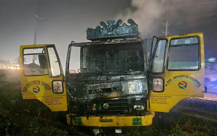 মাঝরাতে বগুড়ায় ট্রাকে আগুন