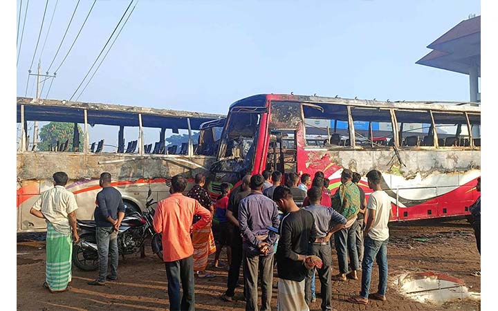 কুমিল্লায় দাঁড়িয়ে থাকা তিনটি বাসে আগুন