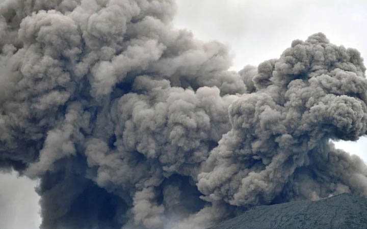 ইন্দোনেশিয়ায় অগ্ন্যুৎপাতে ‍মৃত বেড়ে ১৩