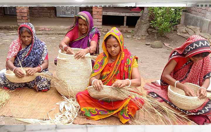 সাতক্ষীরার খড় ও খেজুরের পাতার তৈরী পণ্যে বিশ্ব জয়