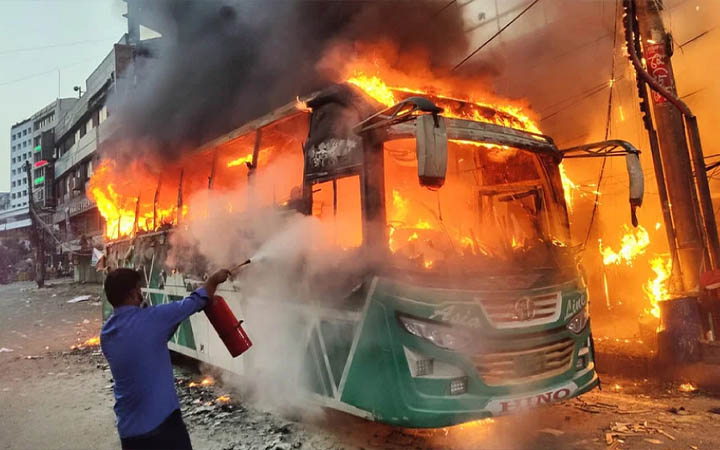 গেল ২৪ ঘণ্টায় ১২ যানবাহ‌নে আগুন