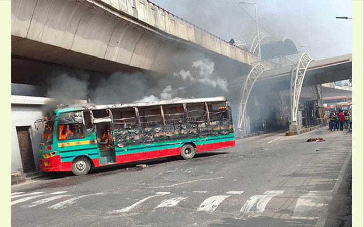 হানিফ ফ্লাইওভারের নিচে চলন্ত বাসে আগুন