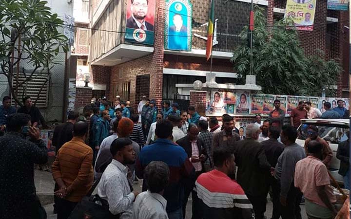 নির্বাচন বর্জনের দাবিতে জিএম কাদেরের কার্যালয়ের সামনে বিক্ষোভ