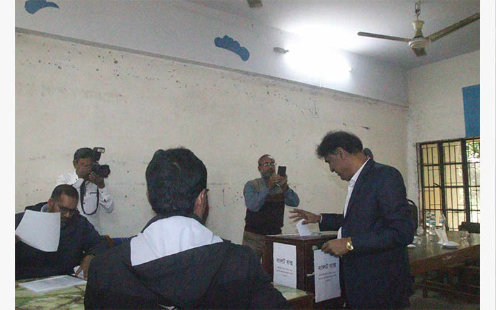 উৎসবমুখর পরিবেশে ইবিতে শিক্ষক সমিতির নির্বাচনে ভোটগ্রহণ চলছে