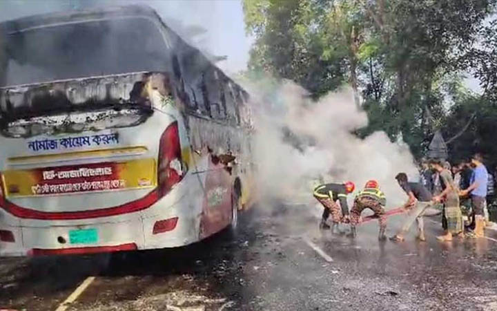 প্রাইভেটকারে বাসের ধাক্কা, ২ গাড়িতেই আগুন