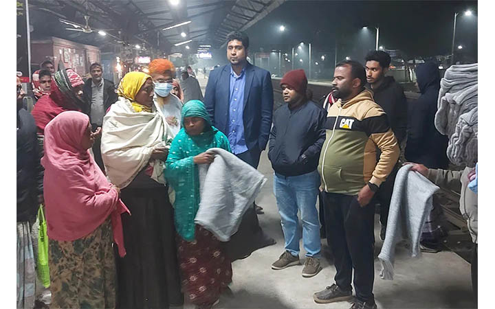 জয়পুরহাটে অসহায় মানুষের মাঝে কম্বল বিতরণ