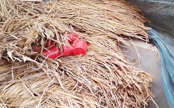 খড়ের স্তূপ থেকে ১০ ককটেল উদ্ধার