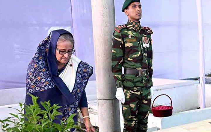 বনানীতে স্বজনদের কবরে শেখ হাসিনার শ্রদ্ধা