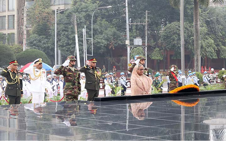 সশস্ত্র বাহিনীর বীর শহিদদের প্রতি প্রধানমন্ত্রীর শ্রদ্ধা