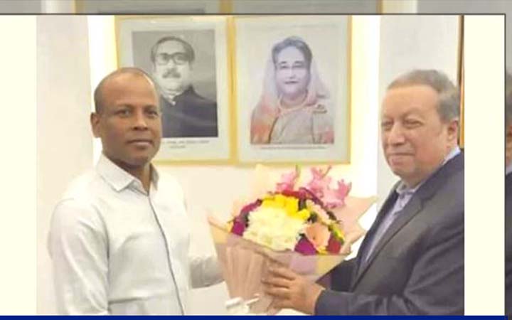 মিষ্টি-ফুল নিয়ে ওসিকে শুভেচ্ছা জানালেন পটিয়ার সংসদ সদস্য