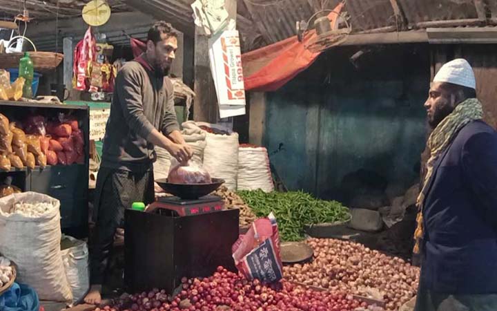 হিলিতে আলুর কেজি ২৫ টাকা