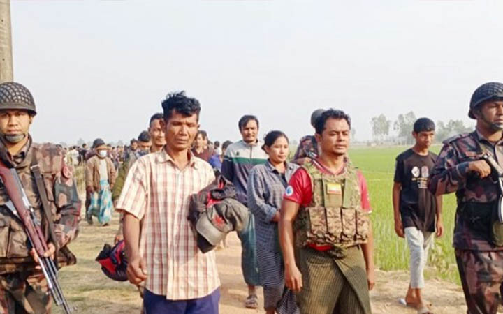 সীমান্তে অস্ত্রসহ আটক ২৪, গুলিবিদ্ধ ৫ বাংলাদেশী