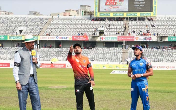 টস জিতে ব্যাটিংয়ে কুমিল্লা