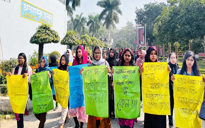 বাকৃবিতে শিক্ষার্থীকে শ্লীলতাহানি, অভিযুক্তের শাস্তিসহ ৬ দাবি