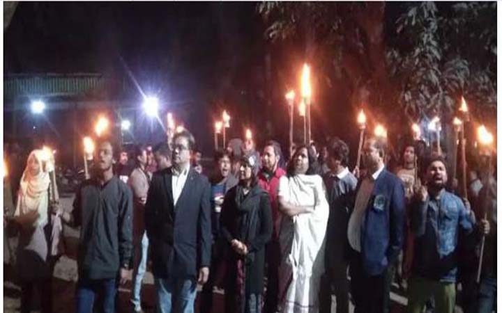 জাবিতে ৫ দফা দাবিতে শিক্ষক-শিক্ষার্থীদের মশাল মিছিল