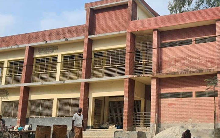 এক বিদ্যালয়ের সব শিক্ষককে শোকজ