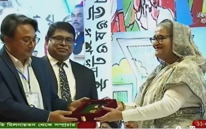 একুশে পদক তুলে দিলেন প্রধানমন্ত্রী