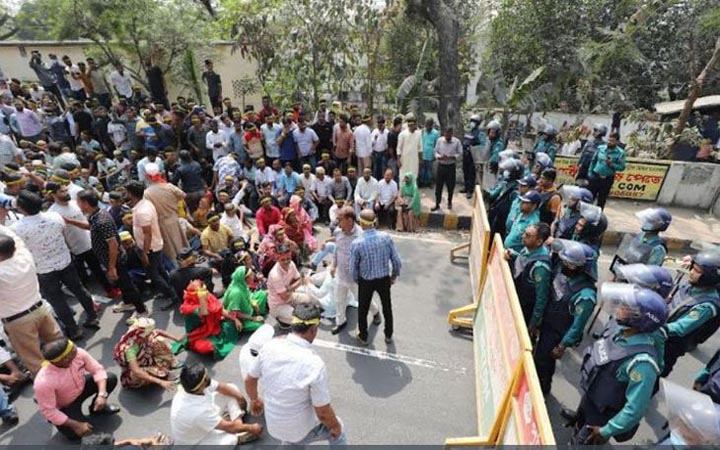 চট্টগ্রামে ছয় দফা দাবিতে হকারদের সড়ক অবরোধ