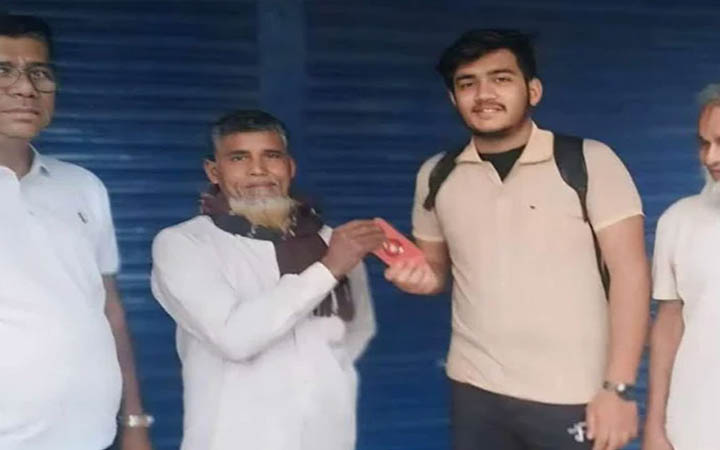 কুড়িয়ে পাওয়া আইফোন ফিরিয়ে দিলেন দিনমজুর