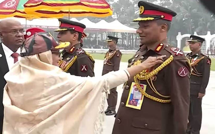 বিজিবি’র ৭২ জনকে পদক দিলেন প্রধানমন্ত্রী