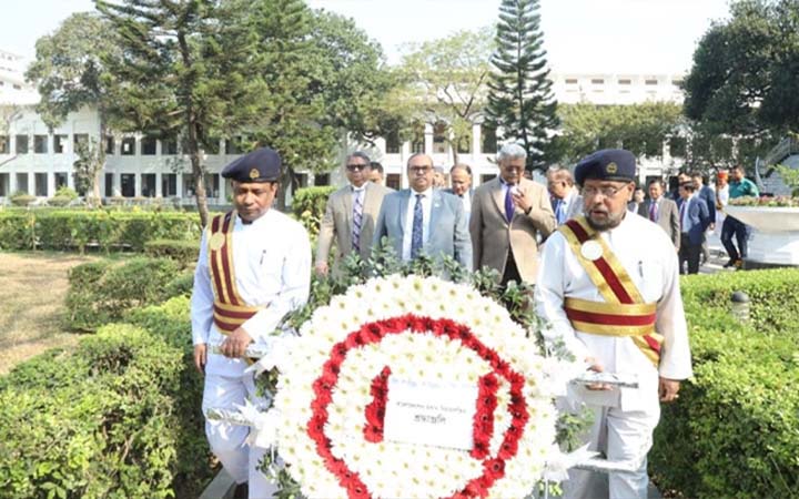 ৭ মার্চে সুপ্রিমকোর্টে প্রথমবারের মতো বঙ্গবন্ধুর প্রতিকৃতিতে প্রধান বিচারপতির শ্রদ্ধা