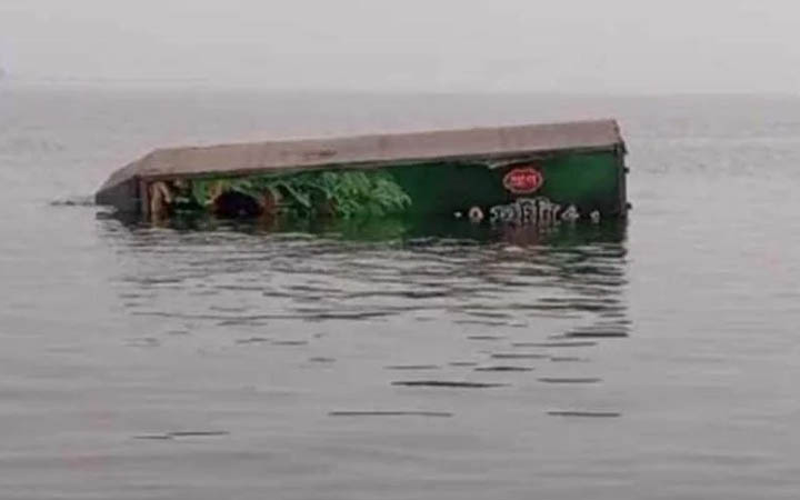 ফেরি থেকে নামতে গিয়ে পদ্মা নদীতে ট্রাক