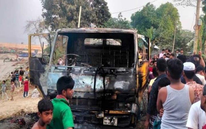 ট্রাকচাপায় শিশু নিহত, ট্রাকে আগুন দিলো এলাকাবাসী