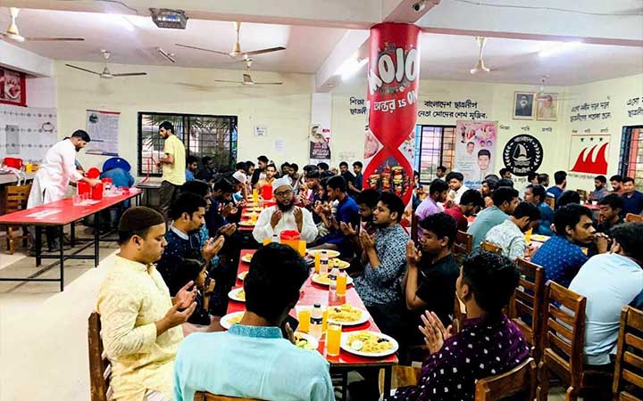 পাবিপ্রবিতে ফুটবল ও ক্রিকেট ক্লাবের যৌথ আয়োজনে ইফতার মাহফিল অনুষ্ঠিত