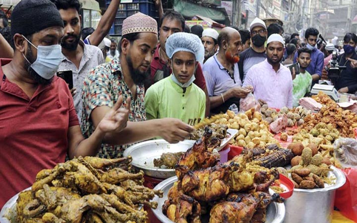 ছুটির দিনে জমজমাট ঐতিহ্যবাহী ইফতার বাজার