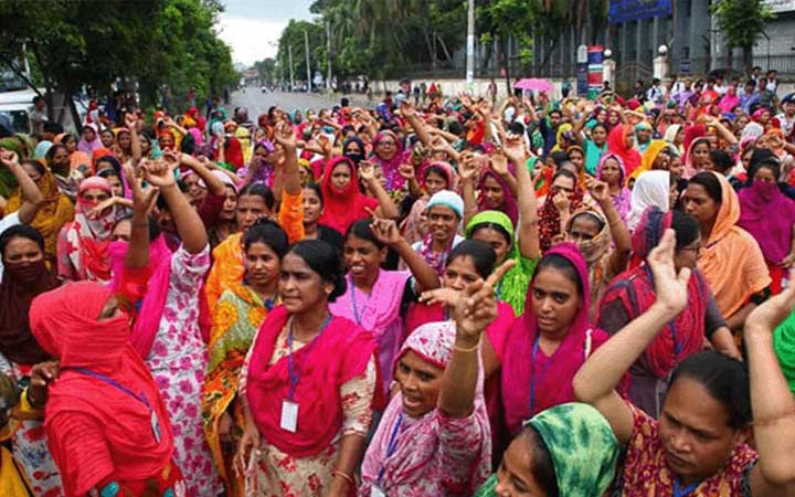 বকেয়া বেতনের দাবিতে পোশাক শ্রমিকদের বিক্ষোভ