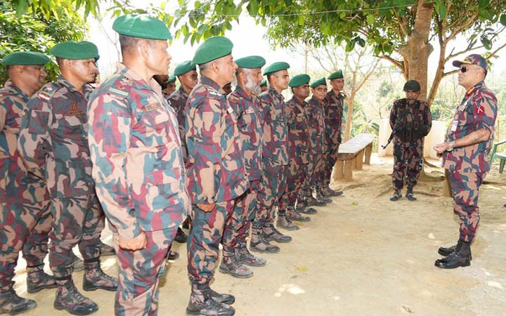 বিজিবি সদস্যদের সঙ্গে ঈদের আনন্দ ভাগাভাগি করতে দুর্গম পার্বত্য সীমান্ত পরিদর্শনে বিজিবি মহাপরিচালক