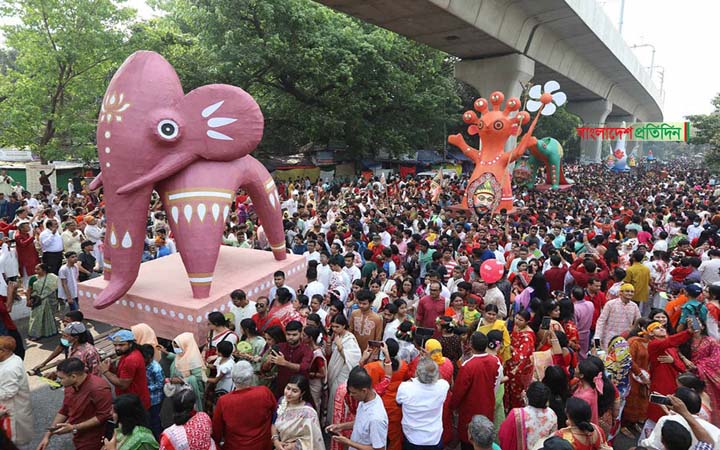 মঙ্গল শোভাযাত্রায় মানুষের ঢল