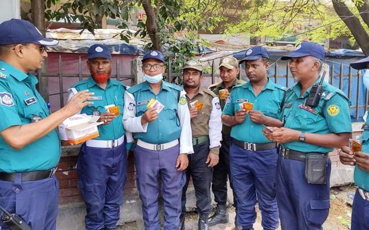 তীব্র দাবদাহে ট্রাফিক সদস্যদের পানি-সেলাইন দিচ্ছে ডিএমপি