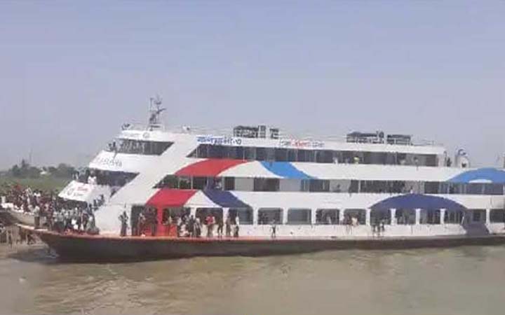 চাঁদপুরে লঞ্চে আগুন, আতঙ্কে নদীতে ঝাঁপ যাত্রীদের