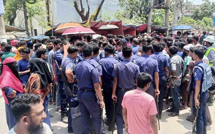 বকেয়া বেতনের দাবিতে নারায়ণগঞ্জে শ্রমিকদের সড়ক অবরোধ