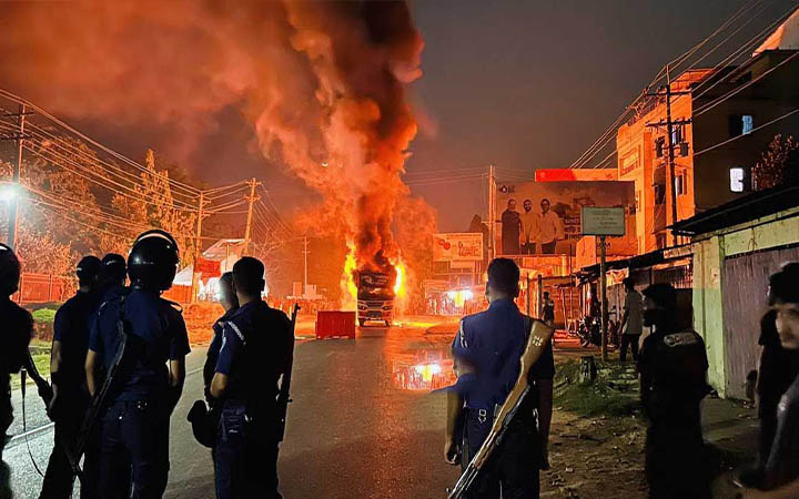 সড়ক দুর্ঘটনায় দুই শিক্ষার্থী নিহত, চুয়েটের সামনে বাসে আগুন