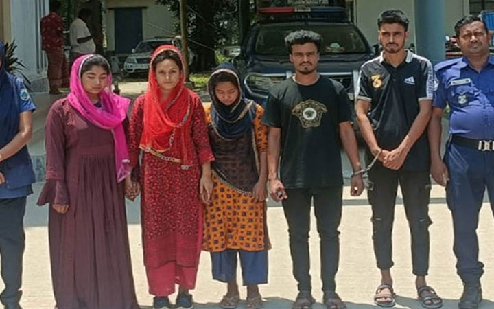 মেলায় যাদু খেলার নামে অশ্লীল নৃত্য, আটক ৫