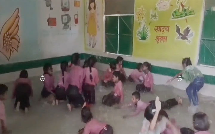 শিক্ষার্থীদের স্বস্তি দিতে ক্লাসরুম হয়ে গেল ‘সুইমিং পুল’